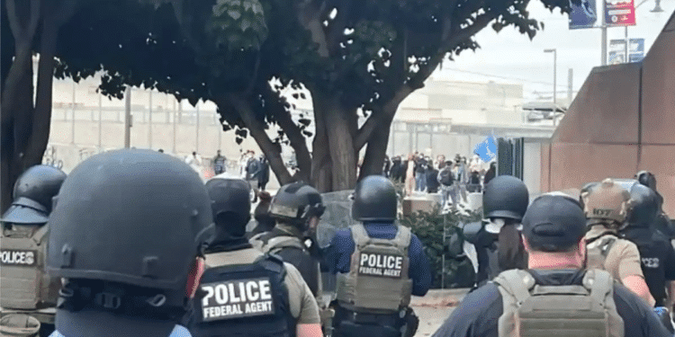 Pide Claudia Sheinbaum no criminalizar a migrantes tras redadas en Los Ángeles Pide Claudia Sheinbaum no criminalizar a migrantes tras redadas en Los Ángeles