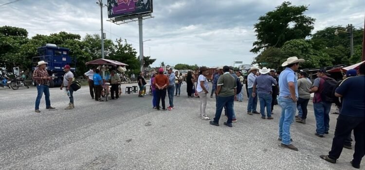 Ganaderos bloquean carretera Transístmica de Oaxaca, tras liberación de 3 responsables de robo de ganado