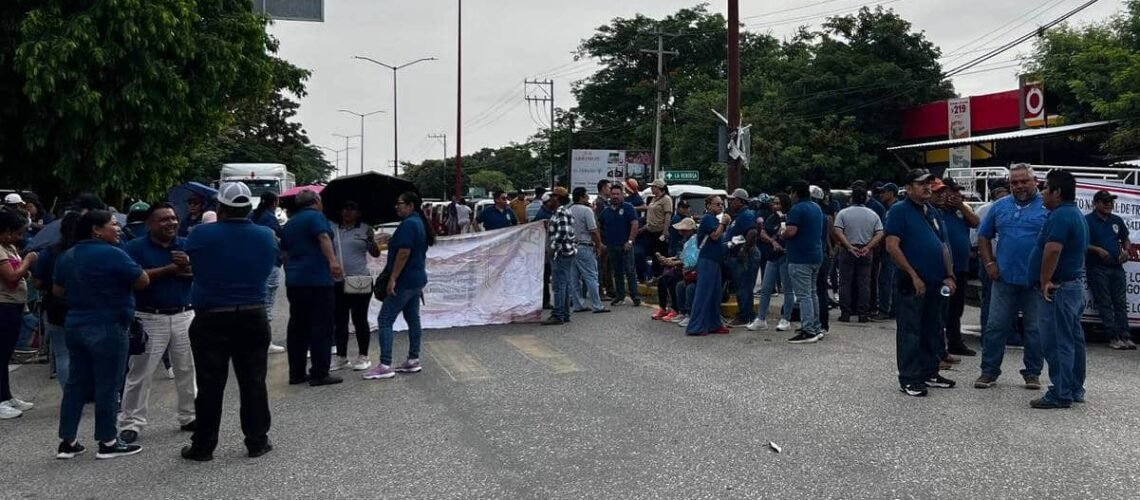 Trabajadores del IMSS Bienestar exigen recursos con bloqueo a carretera Transístmica en el Istmo de Oaxaca