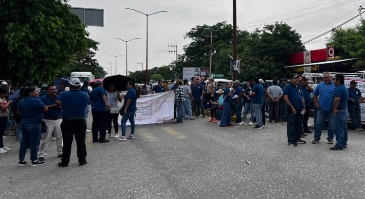 Trabajadores del IMSS Bienestar exigen recursos con bloqueo a carretera Transístmica en el Istmo de Oaxaca Trabajadores del IMSS Bienestar exigen recursos con bloqueo a carretera Transístmica en el Istmo de Oaxaca
