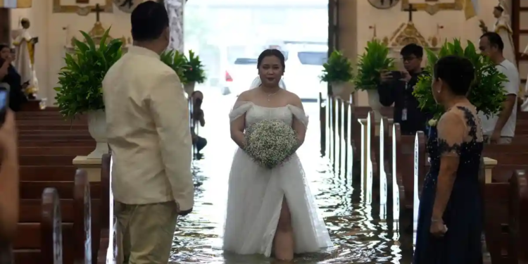 En iglesia inundada, pareja celebró su boda En iglesia inundada, pareja celebró su boda