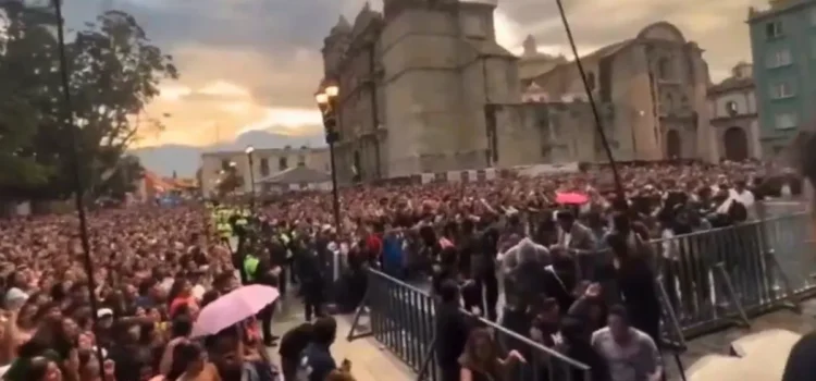 Funcionarios de Oaxaca reservan área VIP en concierto de Siddharta; los corrieron a botellazos Funcionarios de Oaxaca reservan área VIP en concierto de Siddharta; los corrieron a botellazos