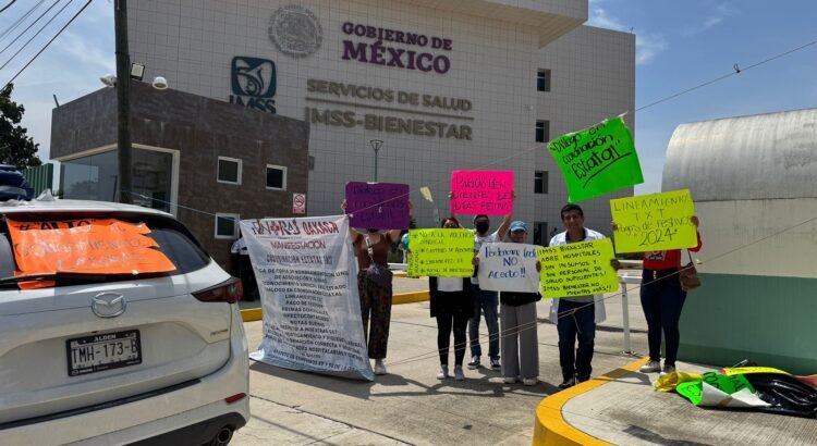 Protestan trabajadores del sector salud en Oaxaca ante incumplimiento de acuerdos con el IMSS-Bienestar