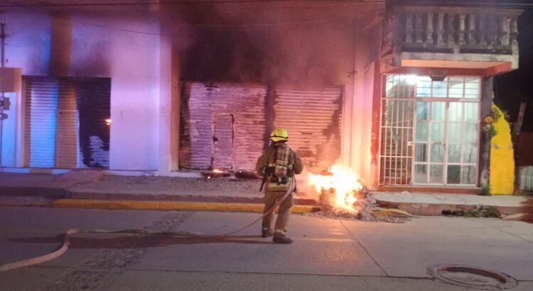 Incendian dos tiendas en Juchitán, Oaxaca; fueron provocados, afirma titular del cuerpo de bomberos