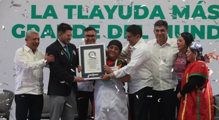Oaxaca impone nuevo Récord Guinness por la elaboración de la tlayuda más grande del mundo