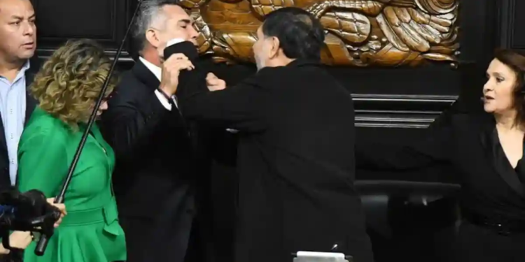 Ya salió el corrido de Alito y su pelea con Fernández Noroña Ya salió el corrido de Alito y su pelea con Fernández Noroña