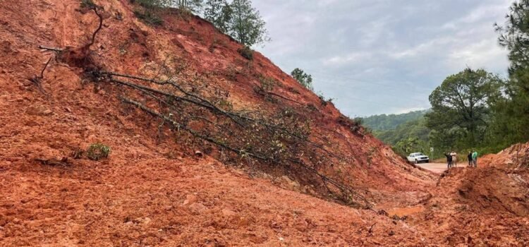 Deslaves por intensas lluvias dejan incomunicadas a 10 comunidades en la región triqui baja de Oaxaca