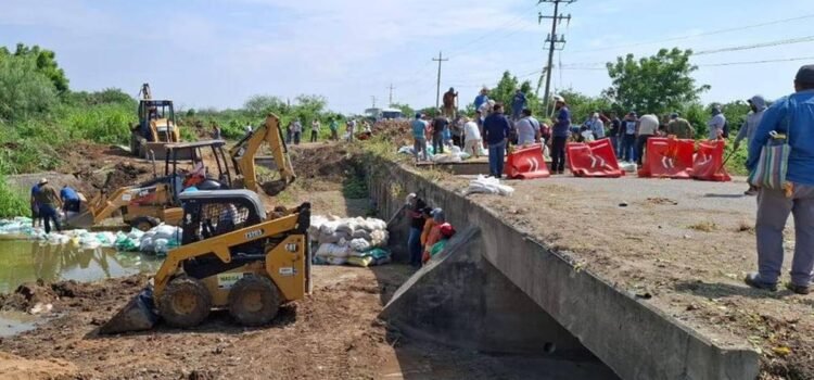 Pobladores de 3 municipios en Oaxaca construyen paso provisional ante puente dañado por el huracán Erick