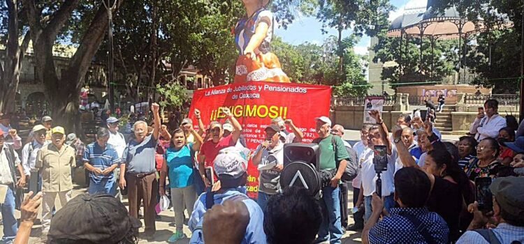 “Omisión” de la Sección 22 del SNTE deja sin bono a cerca de 800 maestros jubilados “Omisión” de la Sección 22 del SNTE deja sin bono a cerca de 800 maestros jubilados