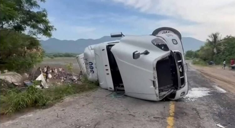 Vuelca tráiler con cajas de aceite comestible en la carretera costera de Oaxaca; se registra rapiña Vuelca tráiler con cajas de aceite comestible en la carretera costera de Oaxaca; se registra rapiña