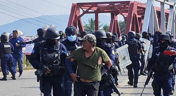 Denuncian represión de la Policía Estatal de Oaxaca durante bloqueo a carretera Transístmica Denuncian represión de la Policía Estatal de Oaxaca durante bloqueo a carretera Transístmica