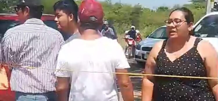 Padres protestan en el Istmo: acusan de rechazo a alumnos con mejores promedios en la Escuela Normal de Juchitán Padres protestan en el Istmo: acusan de rechazo a alumnos con mejores promedios en la Escuela Normal de Juchitán