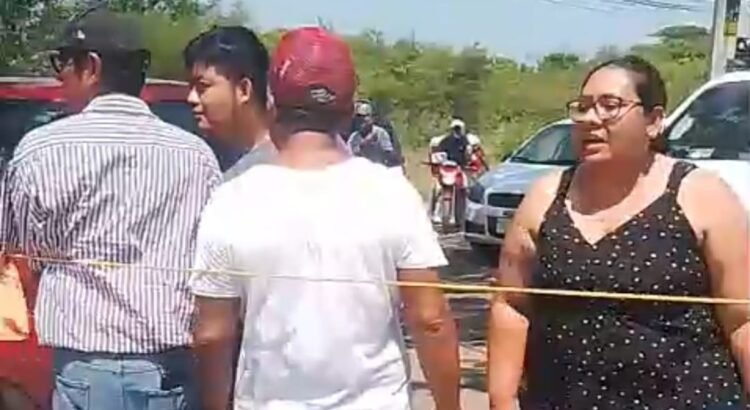 Padres protestan en el Istmo: acusan de rechazo a alumnos con mejores promedios en la Escuela Normal de Juchitán Padres protestan en el Istmo: acusan de rechazo a alumnos con mejores promedios en la Escuela Normal de Juchitán