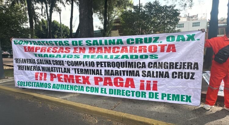 Protestan contratistas de Pemex, les adeudan trabajos de mantenimiento en la refinería de Salina Cruz Protestan contratistas de Pemex, les adeudan trabajos de mantenimiento en la refinería de Salina Cruz