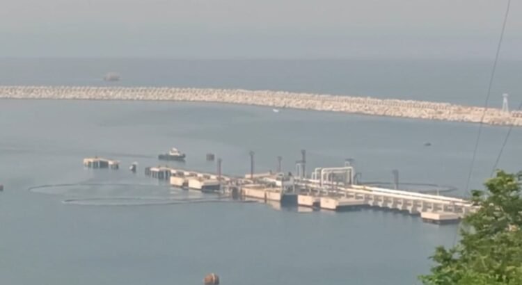 Buque petrolero “Sócrates” derrama combustible en el mar de Salina Cruz tras ser sacudido por fuerte oleaje Buque petrolero “Sócrates” derrama combustible en el mar de Salina Cruz tras ser sacudido por fuerte oleaje
