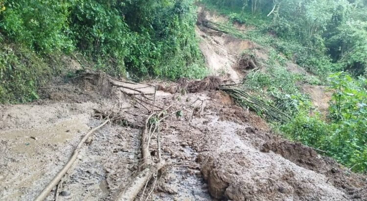 Reportan derrumbes en caminos de comunidades de Yucuhiti, Oaxaca; “se vino el cerro” Reportan derrumbes en caminos de comunidades de Yucuhiti, Oaxaca; “se vino el cerro”