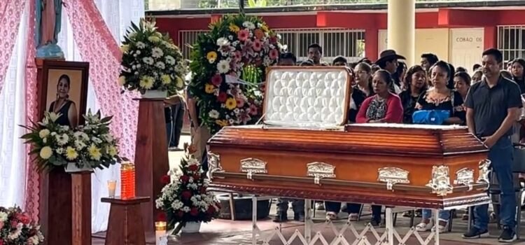 Rinden homenaje a la maestra Fabiola Ortiz, asesinada frente al Cobao 06 de Putla de Guerrero, Oaxaca