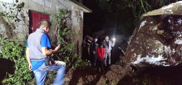 Fallece una menor por desgajamiento de cerro en Huautla, Oaxaca; hay cinco lesionados Fallece una menor por desgajamiento de cerro en Huautla, Oaxaca; hay cinco lesionados