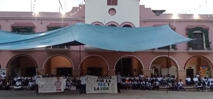 ¡Ni una más!, exigen justicia por el asesinato de la maestra Fabiola en Putla de Guerrero, Oaxaca ¡Ni una más!, exigen justicia por el asesinato de la maestra Fabiola en Putla de Guerrero, Oaxaca