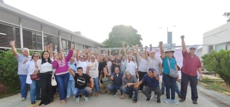 Trabajadores del ISSSTE en Oaxaca reanudan protestas por contratos irregulares de personal Trabajadores del ISSSTE en Oaxaca reanudan protestas por contratos irregulares de personal