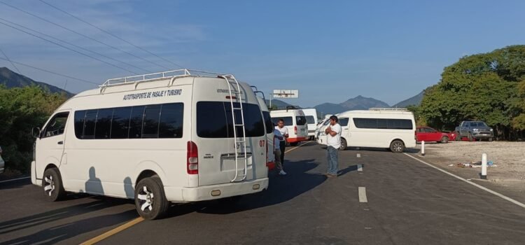 Transportistas retiran bloqueos carreteros en el Istmo, tras lograr mesa de diálogo con el Gobierno de Oaxaca