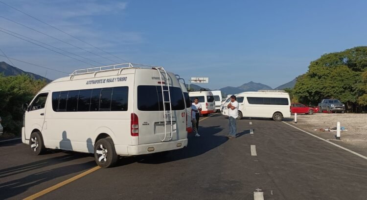 Transportistas retiran bloqueos carreteros en el Istmo, tras lograr mesa de diálogo con el Gobierno de Oaxaca Transportistas retiran bloqueos carreteros en el Istmo, tras lograr mesa de diálogo con el Gobierno de Oaxaca
