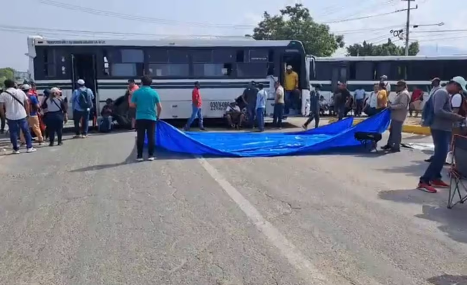 Sección 22 del SNTE bloquea principales carreteras que conectan al estado de Oaxaca