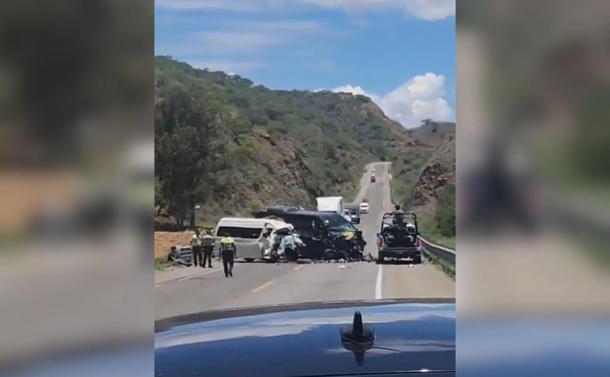 Choque frontal de camionetas de pasajeros deja 8 muertos y 14 heridos en autopista de Oaxaca