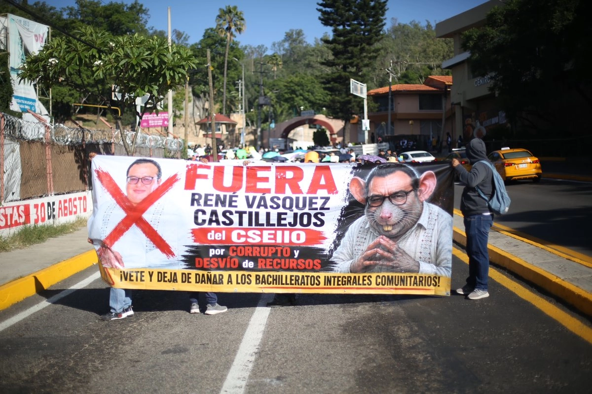Trabajadores del CSEIIO exigen destitución de director por presuntas irregularidades en Oaxaca