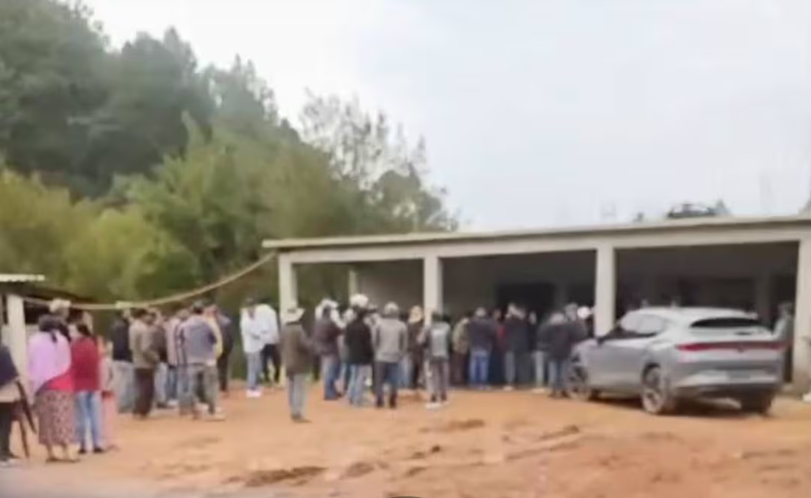 Privan de la libertad a alcalde municipal en Oaxaca y a periodista que realizaba cobertura